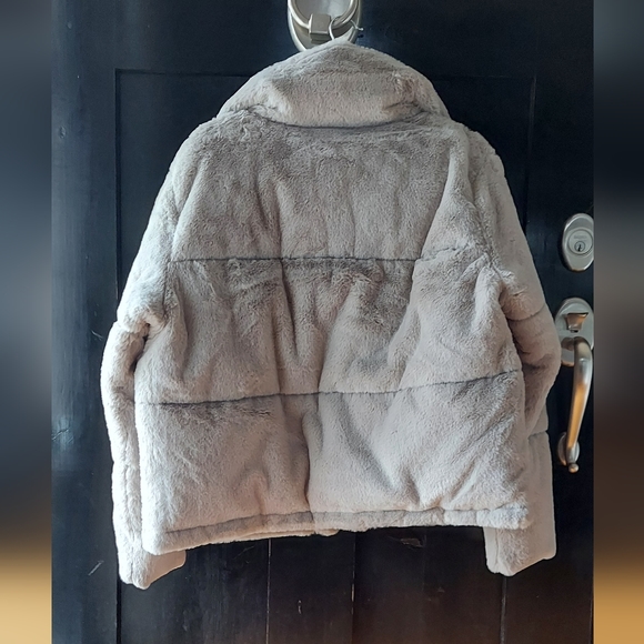 Women's A&F Mini Puffer Coat - Picture 2 of 3